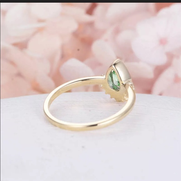 18k Gold Emerald & White Sapphire Accent Ring - Picture 4 of 6